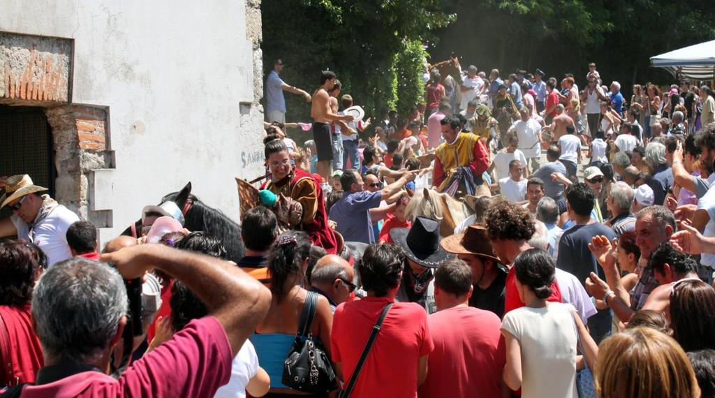 I confetti, associati al culto della Santa, sono