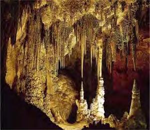 NEL SOTTOSUOLO L acqua piovana che arriva sulle rocce carbonatiche ricche di fessure penetra velocemente nel sottosuolo e il suo scorrere, grazie alla sua duplice azione erosiva e corrosiva, scava