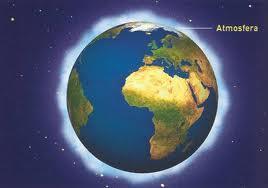 L Atmosfera circonda e protegge la Terra L atmosfera è il sottile involucro gassoso che avvolge il nostro pianeta.