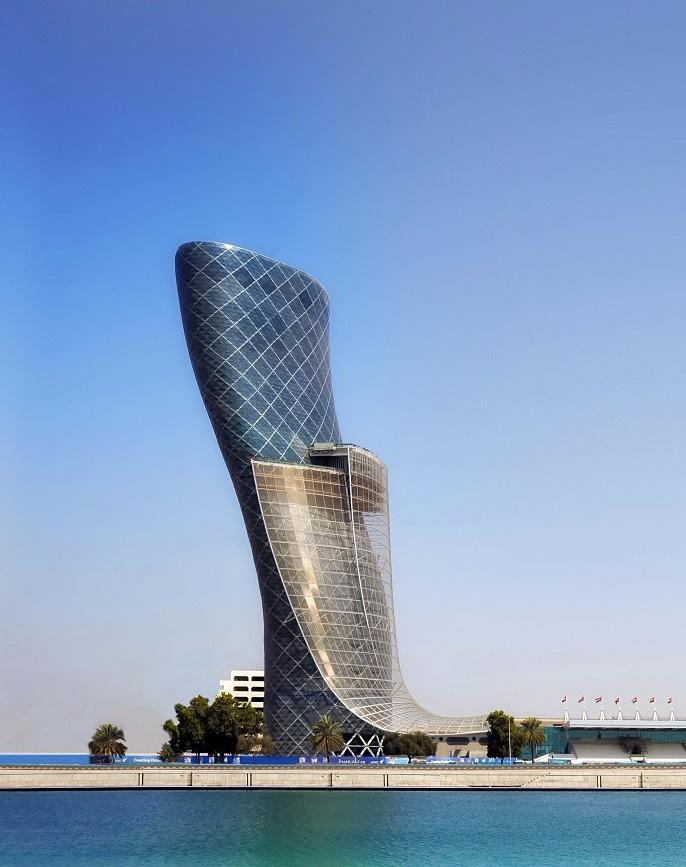 Nell area dell Al Raha Beach, si trova il Quartier Generale della società Aldar. Un particolare ed imponente edificio, conosciuto come la perla, dalla forma circolare, una gigante moneta nella sabbia.