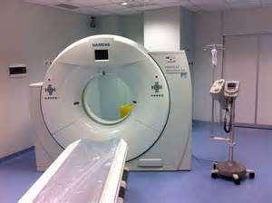 LE ATTIVITA DEL FISICO MEDICO Radiologia In radiologia il fisico medico: garantisce la qualità delle procedure radiologiche, sia per l ottimizzazione e la sicurezza del paziente in termini di