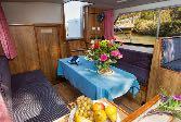 Cabine e bagni La cabina a prua dispone di due letti singoli a V convertibili in un letto matrimoniale (tranne in Alsazia e in Borgogna).