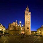 Passeggiata quindi per il bel centro storico con le sue viuzze caratteristiche, i balconi pieni di fiori ed i tradizionali cortili andalusi. Proseguimento per Siviglia.