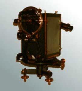 1.1 Primi strumenti fotogrammetrici Il rilievo fotogrammetrico dalla sua nascita (XVIII secolo) fino ad ora, ha assunto sempre più importanza per la produzione cartografica moderna.