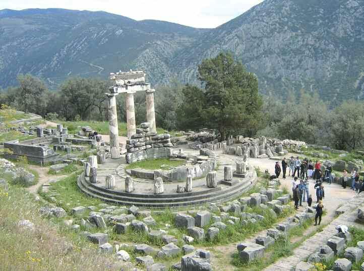 T O U R 5 Partenza da ATENE ogni Lunedì: ore 7:30 - rientro ore 19:00 (del 4 giorno) Mini Tour Grecia Classica e Meteore 4 GIORNI Tour di 4 giorni per visitare i luoghi e i siti archeologici più