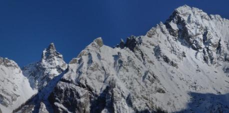 Val Codera invernale al rif. Brasca Rif Brasca 1306 m slm gallerie. Sentiero Il sentiero costeggia tratti molto ripidi con qualche rischio di caduta pietre.