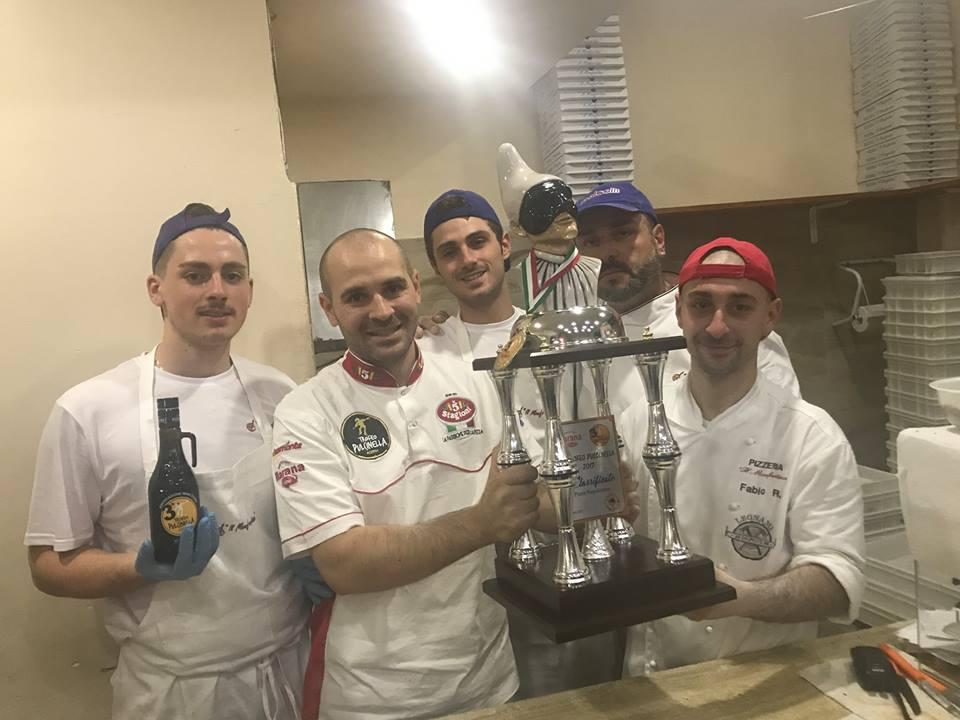 Pizzaria Il Monfortino, la squadra con il Trofeo Pulcinella Tradizione napoletana pura invece per Francesco Di Ceglie