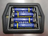 ) Smontare le viti del vano batterie. 2.) Rimuovere le batterie esaurite. 3.) Inserire le nuove batterie 1,5 Volt AA Alkaline.