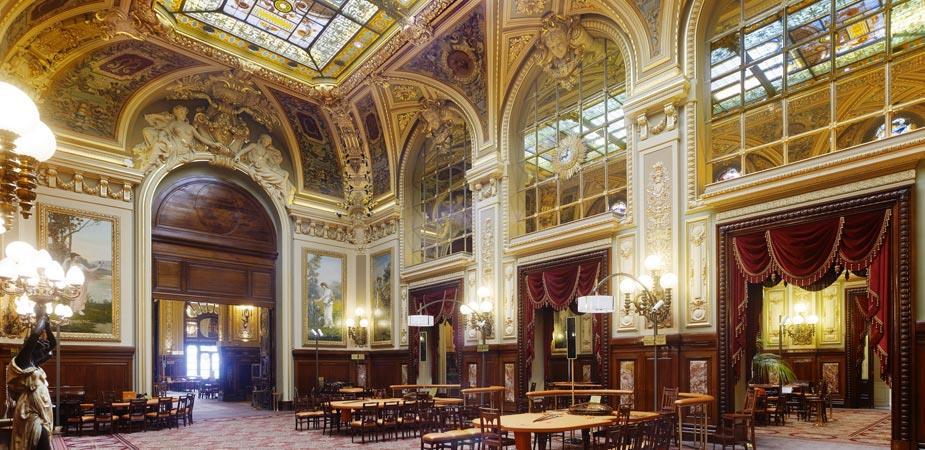 Il Casinò Il casinò è stato costruito dall'architetto Charles Garnier che ha anche creato l'opéra di Parigi.