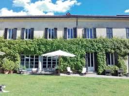 Un ampio box, cantina. Classe Energetica: F Ipe 1 55,68 Prezzo: 340.000 VARESE CENTRO Ampio importante appartamento su due livelli in villa bifamiliare con ingresso e giardino privati.