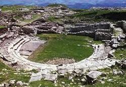 E famosa soprattutto per il suo teatro del IV secolo A.C. E a forma di cavallo ed è scavato su una collina di pietra arenaria. Poteva contenere circa 1000 spettatori. E ancora oggi in uso.