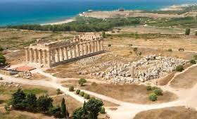 La Cava può essere divisa in due parti diverse: Landreria e Cava, dove si trovano diverse catacombe del periodo paleocristiano, il convento, il Castello,