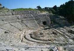 C, ilteatro Greco di Akrai, il più piccolo del mondo che conteneva appena 600 spettatori, due cave di pietra del periodo greco dove si trovano i resti del Tempio di Afrodite.