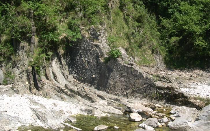 Passiamo alle rocce clastiche NON sciolte Crosis (Tarcento): strati di arenaria verticalizzati Si