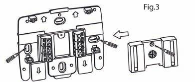 Separare la piastra di aggancio dal termostato e inserire 2 batterie alcaline (2x1,5V AA stilo) facendo attenzione alla polarità (Fig.1).