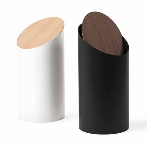 coperchio basculante "Swing Bin" waste paper bin Colours: LB23708 - white LB23709 - black Materials: BS, natural wood veneered MD Ø 8,26" x 16,92" h Weight: 2,6 lb Details: tilting lid 1 ESSENT0040.
