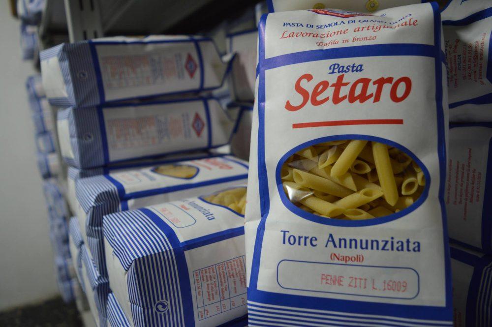 Pastificio Setaro a Torre Annunziata, la leggenda della pasta artigianale dal 1939 Pasta Setaro di Simona Mariarosaria Quirino Camminando nel centro storico di Torre Annunziata si fa davvero un tuffo