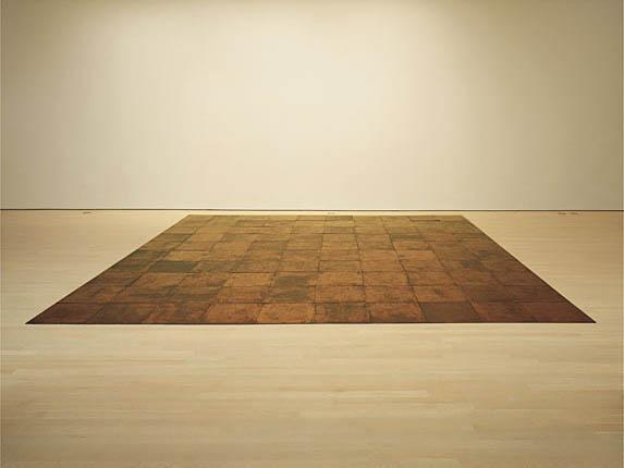 Carl Andre Dispone al suolo i pezzi delle sue sculture in