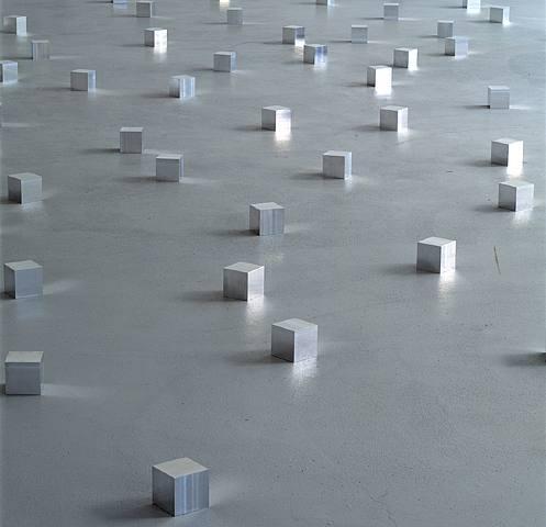 Carl Andre Crea un ordinata accumulazione di cubi in metallo: serie delle possibili combinazioni che l