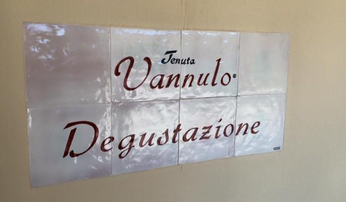 Paestum: Vannulo e la sala da pranzo con la formula della felicità Tenuta Vannulo, l insegna della sala degustazione Vannulo Via Galileo Galilei, Capaccio-Paestum Tel. 0828.724765, fax 0828.