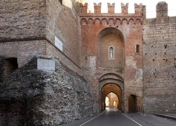 presentano un perimetro pressoché circolare, con le porte di accesso orientate verso i quattro punti cardinali.