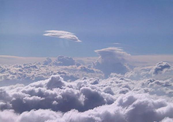 LE NUBI Le nubi sono ammassi di piccolissime gocce d acqua sospese nell aria