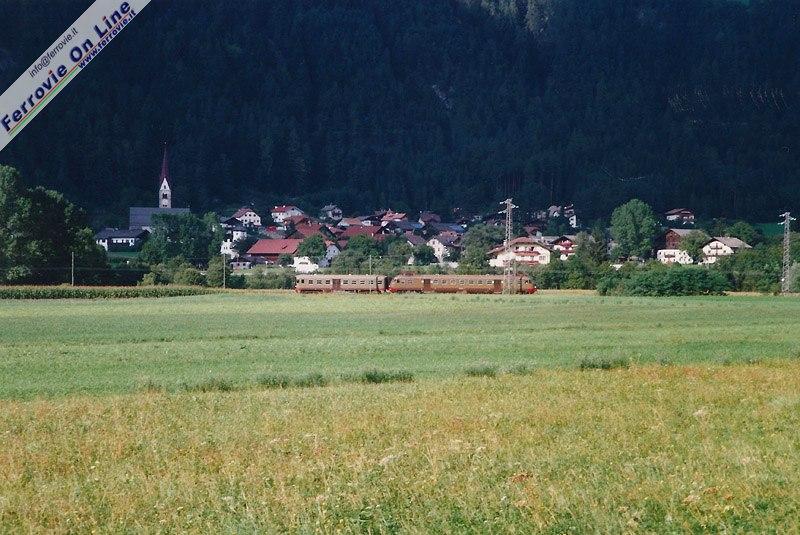 Nella vecchia Pusteria da Approfondimenti del 15 agosto 2013 di Fabio Veronesi La tranquilla atmosfera delle stazioni, la linea che si snoda nel verde di prati e boschi, lo scorrere delle fresche