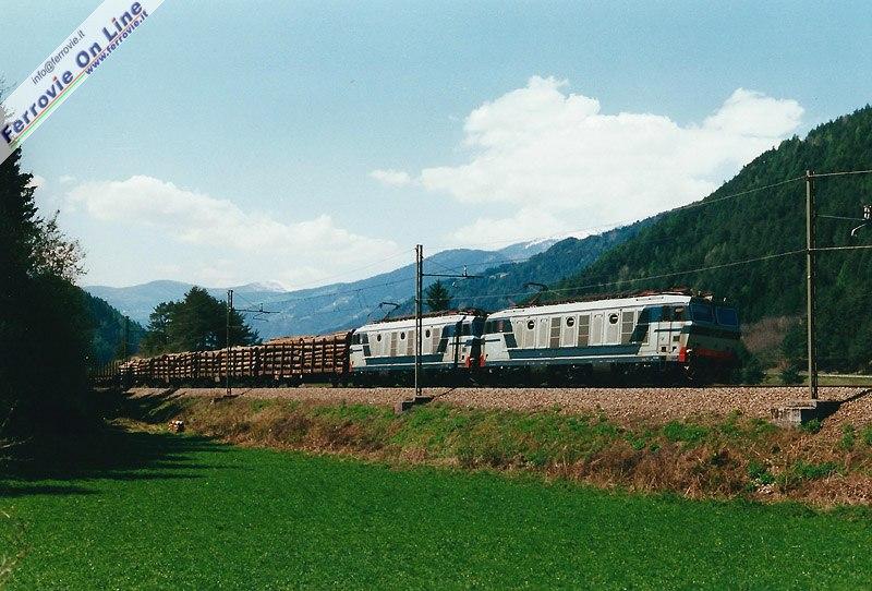 Sono ormai rari i convogli merci sulla linea della Val Pusteria. Un treno composto da carri carichi di legname si dirige verso San Candido.