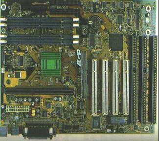 Scheda madre La scheda madre (motherboard) è chiamata anche piastra madre o scheda di sistema ed è l elemento centrale del computer.