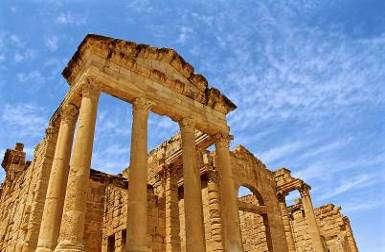 Giorno 3 : Lunedi 03 Settembre Kairouan/Sbeitla/Tozeur Colazione e partenza verso le regioni sahariane con una sosta lungo il tragitto al sito di epoca romana di SUFETULA (Sbeitla),