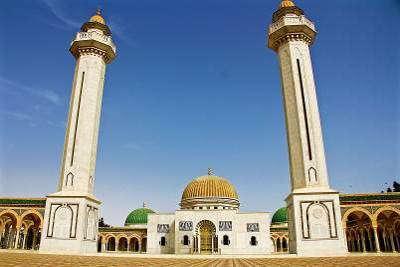 Nel pomeriggio visita della medina, patrimonio UNESCO: gli intricati vicoli punteggiati da 24 piccole moschee, il souk coperto con mercanzie di ogni genere, la Grand Mosquée, particolare per non