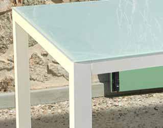 Mesa rectangular estructura de aluminio color Blanco y vidrio.