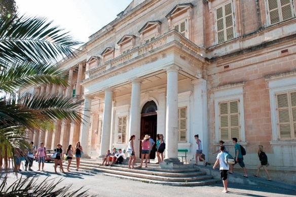 Scuola prestigiosa, frequentata da studenti maltesi durante l anno e da studenti provenienti da tutto il mondo durante i mesi