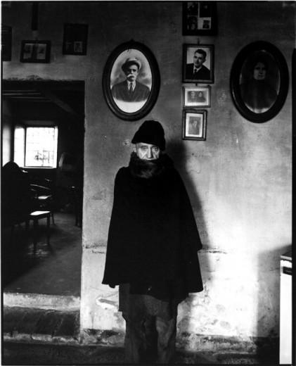 aureola di autenticità, di nobiltà: la tentazione di citare Paul Strand di Un Paese con i testi di Cesare Zavattini, o i ritratti di August Sander, nei contesti della straight photography, fotografi