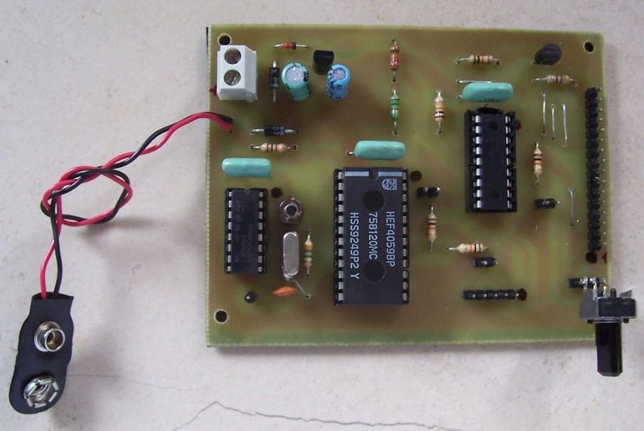 (Str = Start, Stp = Stop) La modalità di funzionamento MODE viene memorizzata automaticamente sulla Eprom del microcontrollore: così facendo, ad ogni accensione, il cronometro funzionerà con l'ultima