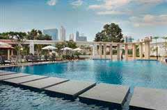 Hotel de 4 stele cu amplasare centrală, situat în apropierea zonei comerciale (strada Orchard) și turistice a orașulului, în imediata vecinătate a râului Singapore și a parcului Fort Canning.