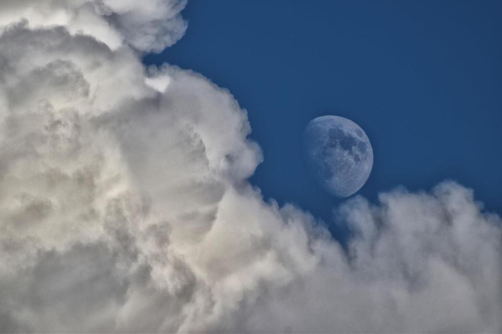 Formia Foto scattata il 5 settembre 2017 Autore: Marcello De Meo Nella foto è evidenziata la parte superiore di una nube cumuliforme appartenente alla specie