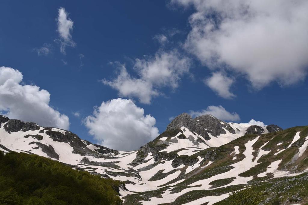 Valle Pagana, versante molisano Parco d Abruzzo - Foto scattata il 19 maggio 2018 - Autore: Angelina Iannarelli Nubi cumuliformi sparse presenti nel