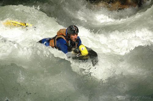 Hydrospeed C è poi il torrentismo: accompagnati dalla guida alpina specializzata in torrentismo, ci si cala all interno delle gole sinuose e profonde della montagna con le corde, per poi tuffarsi nei