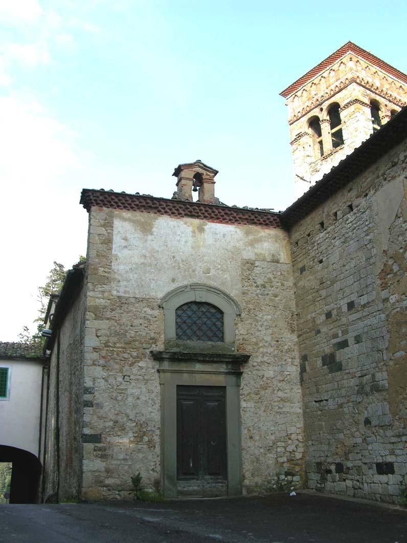 Descrizione: Il transetto della pieve con il grande portale