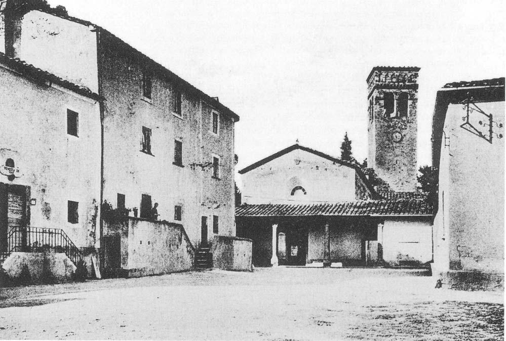 Documentazione Fotografica Storica Descrizione: La piazzetta davanti alla Pieve di San Giovanni Decollato.