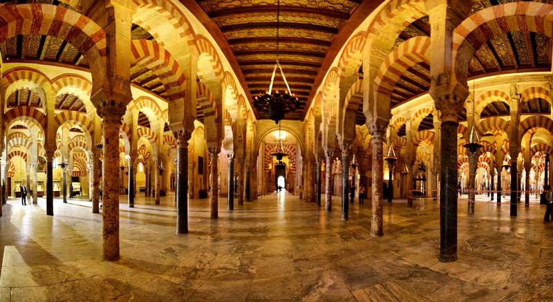 Proseguimento per Granada. Arrivo e sistemazione in hotel. Cena e pernottamento in albergo. Nella foto: interno della Moschea, Cordova 5 giorno martedì o mercoledì GRANADA Prima colazione.