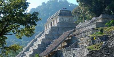 7 giorno SAN CRISTOBAL DE LAS CASAS / PALENQUE km 215 Prima colazione e partenza per Palenque attraversando la bellissima e verdissima sierra. Arrivo, sistemazione in albergo e pranzo.