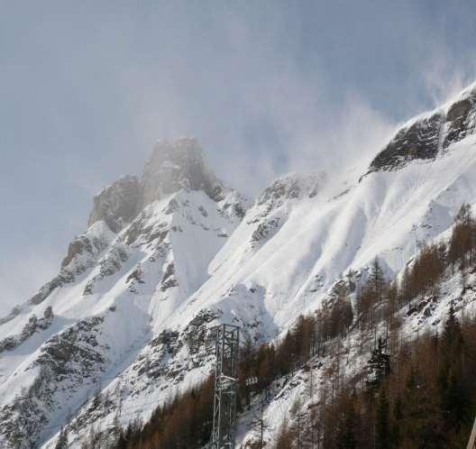 Il trasporto eolico muove considerevoli volumi di neve ed è la causa della formazione di cornici instabili e dei lastroni da vento, generalmente duri nella parte sopravento, e teneri in quella