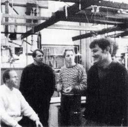 Sulla sinistra è possibile osservare una foto di Malcom Young e dei suoi studenti nel laboratorio.