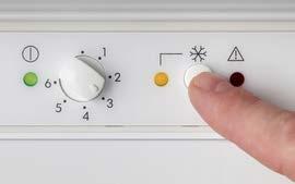 Sistema di sbrinamento: automatico (frigorifero)/manuale (congelatore). Rumorosità: 38 db (A). Tempo di conservazione in caso di mancanza di corrente elettrica: 10 ore. Classe climatica: SN/T.