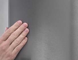 Un segnale acustico si attiva se la porta non è chiusa bene o se la temperatura aumenta. La luce a LED integrata illumina ogni angolo del congelatore.