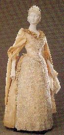 Per le nozze, Valeria indossò un abito in raso color écru, ricamato su tulle con perline di vetro bianche e Auran.