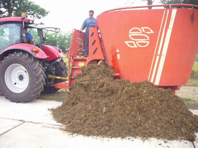 LE FASI DEL COMPOSTAGGIO (2) MISCELAZIONE La carenza di un adeguata struttura può causare la compattazione del materiale ed il