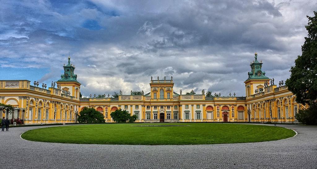 Passeggiata nel parco Lazienki Krolewskie dove si trovano: il monumento del compositore di Frederico Chopin, il Palazzo sull Acqua e il Teatro sull Isola.